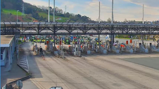 Les agriculteurs ont bloqué un péage pendant plusieurs heures. Les agriculteurs ont bloqué un péage pendant plusieurs heures.