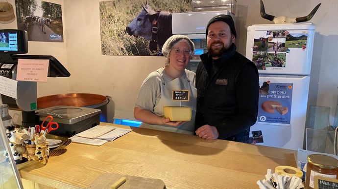 Anne-Marie et Florent Campello. "Au-delà de ses qualités, le choix de la vosgienne c'est aussi le plaisir de voir une belle vache évoluer dans ses montagnes."