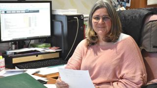 Comme beaucoup d’agriculteurs, Sandrine Garreau en a marre des heures passées au bureau. Faute de contrats, elle hésite à réaliser un nouvel audit HVE. Comme beaucoup d’agriculteurs, Sandrine Garreau en a marre des heures passées au bureau. Faute de contrats, elle hésite à réaliser un nouvel audit HVE.