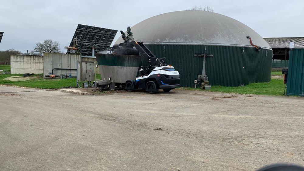 ManuRob a réalisé une démonstration de son robot chargeur autonome sur une exploitation agricole dotée d’un site de méthanisation, à Saint-Berthevin, dans la Mayenne.