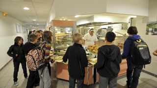 Le cadre juridique du marché public « peut être un outil pour des achats vertueux à condition que le juriste et le technicien qui s’occupe de la restauration de la collectivité travaillent ensemble, et qu’ils soient soutenus par leurs élus », assure Maxime Cordier, responsable du service de la restauration à Fontenay-sous-Bois (Val-de-Marne) et vice-président d’Agores (Association de la restauration publique territoriale). Le cadre juridique du marché public « peut être un outil pour des achats vertueux à condition que le juriste et le technicien qui s’occupe de la restauration de la collectivité travaillent ensemble, et qu’ils soient soutenus par leurs élus », assure Maxime Cordier, responsable du service de la restauration à Fontenay-sous-Bois (Val-de-Marne) et vice-président d’Agores (Association de la restauration publique territoriale).