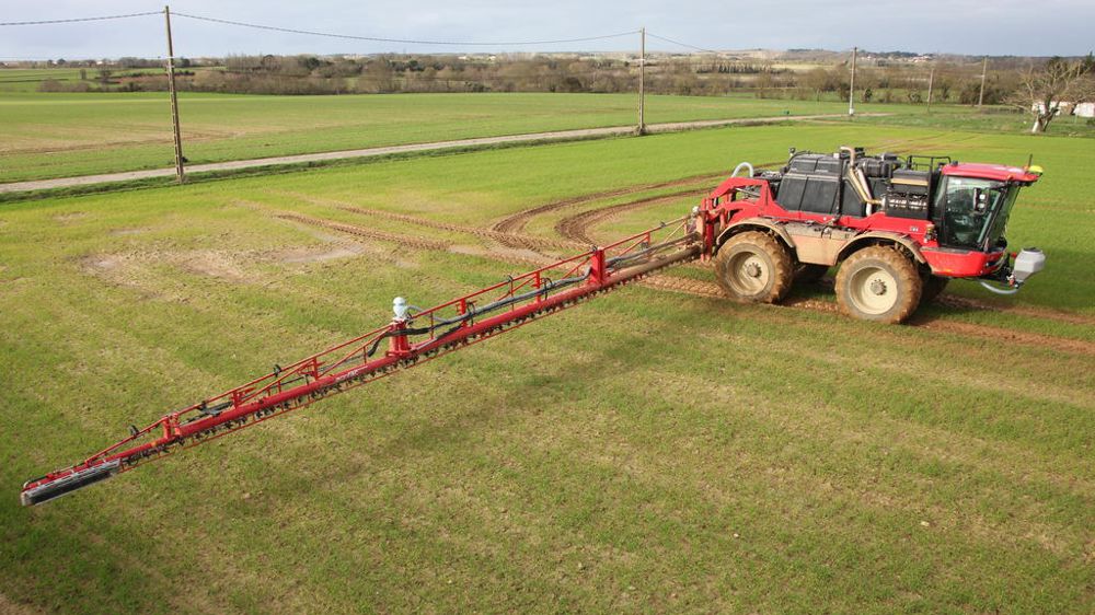 La rampe de 36 m du condor d’Agrifac est équipée de treize caméras Carbon Bee. Les images servent à piloter l’ouverture des buses uniquement si cela est nécessaire.