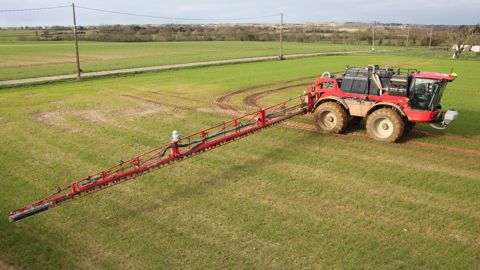 La rampe de 36 m du condor d’Agrifac est équipée de treize caméras Carbon Bee. Les images servent à piloter l’ouverture des buses uniquement si cela est nécessaire.