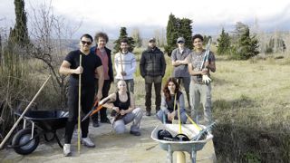 A proximité de l'étang de Leucate, ces jeunes viennent de restaurer en équipe l'habitat naturel d'espèces protégées comme l'agrion de Mercure, qui vit en bordure des cours d'eau.