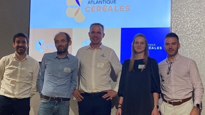 L’équipe opérationnelle d’Atlantique céréales avec, de gauche à droite, Jérémy Boitard, responsable commercial Centre-Ouest, Sébastien Breton, responsable commercial Nord-Ouest, Jean Simon, DG et responsable commercial Sud-Ouest, Margot Rossignol, assistante administrative, et Marc Lacroix, responsable commercial Centre-Normandie.