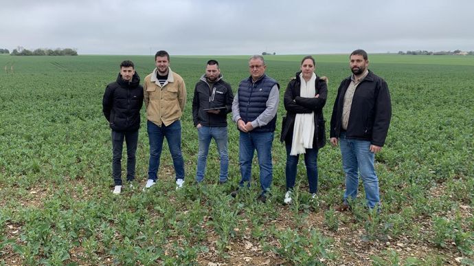 Le service d'imagerie satellite proposé par Néolis pour moduler la fertilisation azotée a été présenté, mercredi 13 mars, lors d'une conférence de presse Vert l'avenir, à Cissé (Vienne). De g. à dr. : Kévin Messeguer, chargé de développement Wanaka et Weenat, Yolann Bergeron, technicien service OAD, Rémy Besnault, cogérant de la SARL Agro Tech Environnement, Bruno Martin, directeur, Inès Fillon, technicienne service OAD, et Jean-Pascal Mounier, responsable de région, tous trois chez Néolis.