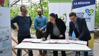 Temanuata Girard, la vice-présidente de la région déléguée à l’agriculture, et Philippe Noyau, le président de la chambre régionale d’agriculture, signant le Cap filière légumes le 8 février. Temanuata Girard, la vice-présidente de la région déléguée à l’agriculture, et Philippe Noyau, le président de la chambre régionale d’agriculture, signant le Cap filière légumes le 8 février.