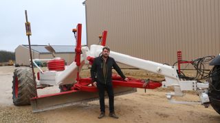 Loïc Balanche a adapté une niveleuse pour s'en servir avec un tracteur.