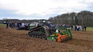 Le lycée agricole de la Germinière, dans la Sarthe, a organisé le 20 mars 2024 une démonstration du tracteur autonome AgBot 5.115T2, conçu par AgXeed.