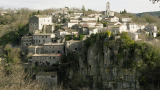 À 20 kilomètres d’Aubenas, le village de Balazuc séduit par son charme et son authenticité. À 20 kilomètres d’Aubenas, le village de Balazuc séduit par son charme et son authenticité.