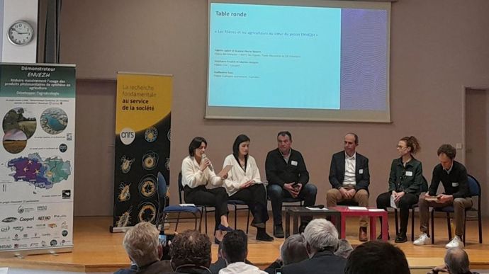 Vendredi 22 mars, une table-ronde portant sur le projet Envezh a réuni à Ploërmel (Morbihan), de droite à gauche, Guillaume Gasc, responsable innovation Eureden, Marine Sinquin, technicienne R et D à la Cooperl, Stéphane Fouéré, agriculteur et administrateur de la Cooperl, Fabrice Sablé, agriculteur, et Jeanne-Marie Robert, animatrice de l'association Merci les algues !