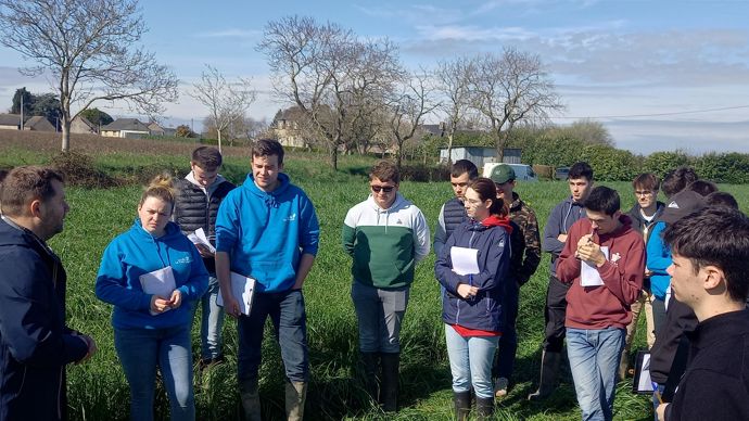 A gauche, Frédéric Gaudin, PDG du Groupe Solutions, avec des jeunes de lycées agricoles lors d'une matinée au champ proposée par le réseau Impaact, vendredi 22 mars, au sud de Saint-Brieuc (Côtes-d'Armor).