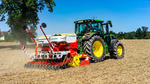 Les nouveaux Vitasem offrent des largeurs de travail de 2,5 à 4 mètres avec un entraînement mécanique ou électrique. Les nouveaux Vitasem offrent des largeurs de travail de 2,5 à 4 mètres avec un entraînement mécanique ou électrique.