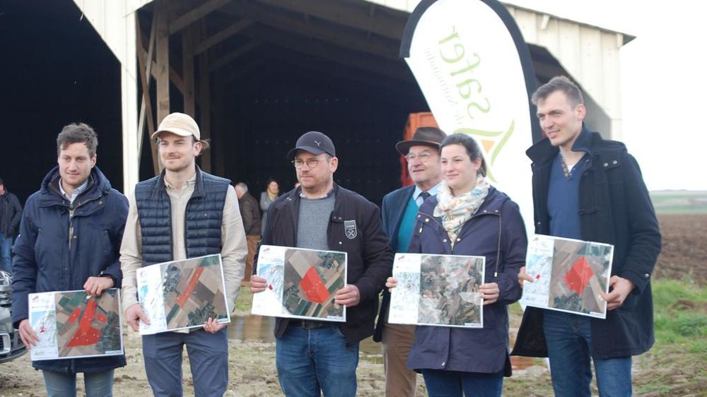 Damien Brasseur, Denis Lelong, Julien Robert, Camille Versluys et Pierre Landard (de gauche à droite) bénéficiaires de l’opération, avec Emmanuel Hyest, président de la Safer de Normandie, le 23 mars à Petit-Caux.
