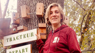 À l’accrobranche La Canopée dentelée, sur son exploitation, Caroline Gilbert-Lezcano fait cohabiter ses valeurs respect de l’environnement, famille et simplicité. À l’accrobranche La Canopée dentelée, sur son exploitation, Caroline Gilbert-Lezcano fait cohabiter ses valeurs respect de l’environnement, famille et simplicité.