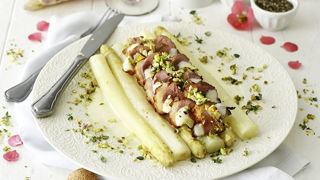 Asperges et magrets de canard aux pistaches et amandes. Asperges et magrets de canard aux pistaches et amandes.