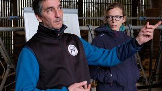 Arnaud et Martine Baranger : « Le foin-pâturage apporte beaucoup de flexibilité, il réduit la pénibilité et le temps de travail, ainsi que les charges de mécanisation. »