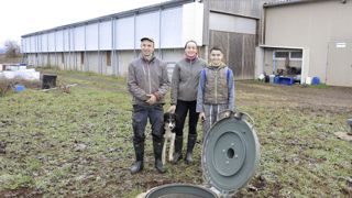 Sébastien et Virginie Durand, ici avec leur fils Maxence, se sont équipés de deux cuves enterrées où ils stockent l'eau de pluie récupérée sur les toitures.