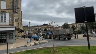 La Coordination rurale, qui avait choisi de manifester dans le calme avec une douzaine de tracteurs dans la matinée et organisé un pique-nique devant la sous-préfecture. La Coordination rurale, qui avait choisi de manifester dans le calme avec une douzaine de tracteurs dans la matinée et organisé un pique-nique devant la sous-préfecture.