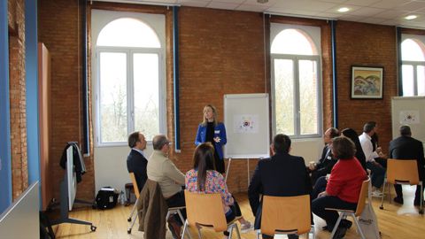 Elisabeth Parreno, responsable RSE d'Arterris, souligne l'importance de diffuser la RSE au sein de l'entreprise. Ici, elle anime un atelier avec des ambassadeurs RSE du groupe.