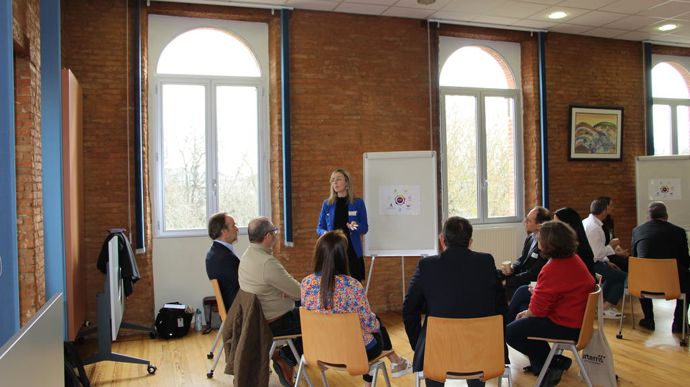 Elisabeth Parreno, responsable RSE d'Arterris, souligne l'importance de diffuser la RSE au sein de l'entreprise. Ici, elle anime un atelier avec des ambassadeurs RSE du groupe.