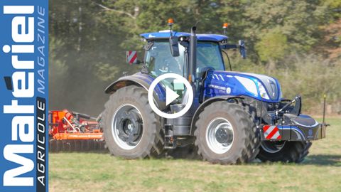 Le New Holland T7.300 Auto Command en action au champ et au transport Le New Holland T7.300 Auto Command en action au champ et au transport