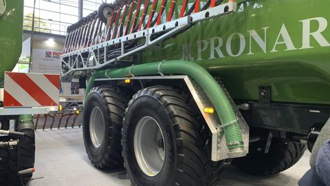 Un capteur de niveau de remplissage de la cuve communique avec le système de freinage pneumatique pour adapter l’agressivité des freins au poids réel de l’ensemble.
