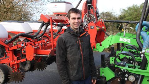 Aymeric Delahaye, agriculteur en Vendée, estime qu’il ne peut pas démarrer le semis tant que le sol n’a pas atteint les 13 °C.