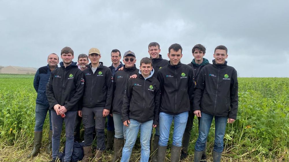 Les huit étudiants organisateurs de Breizh’Agro, mercredi 10 avril : Stéphane, Antoine, Baptiste, Mathéo, Quentin, Erwan, Maxime et Mathys (de g. à dr. au premier plan). Et en arrière-plan, Jean-Xavier Thomas (TC GN Solutions), David Le Labourier, agriculteur accueillant le salon, et Jean Crosnier, animateur Ouest du réseau Impaact.