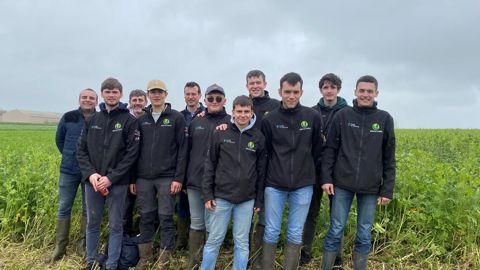 Les huit étudiants organisateurs de Breizh’Agro, mercredi 10 avril : Stéphane, Antoine, Baptiste, Mathéo, Quentin, Erwan, Maxime et Mathys (de g. à dr. au premier plan). Et en arrière-plan, Jean-Xavier Thomas (TC GN Solutions), David Le Labourier, agriculteur accueillant le salon, et Jean Crosnier, animateur Ouest du réseau Impaact.