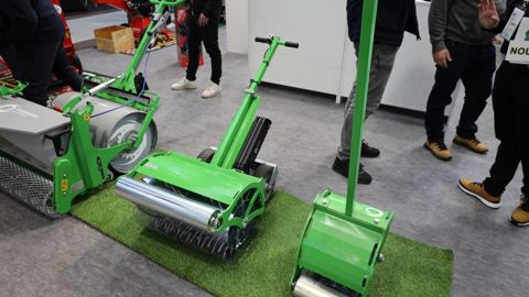 L'aérateur Skiper, présenté sur le salon Paysalia en 2023, dans ses versions de 60 cm de large (au centre) et de 30 cm de large (à droite).