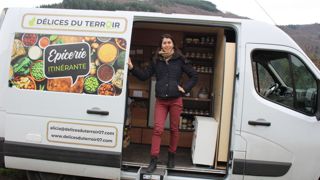 Alicia Delorme installe son fourgon « Délices du Terroir » dans huit villages d'Ardèche.