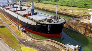 Le canal de Panama est touché par la sécheresse qui abaisse le niveau d'eau, limitant le transit des bateaux. Le canal de Panama est touché par la sécheresse qui abaisse le niveau d'eau, limitant le transit des bateaux.