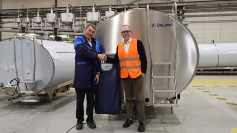 Eric Boittin, président-directeur général de Serap (à gauche) et Paul Lögfren, président-directeur général de DeLaval (à droite) posant devant un tank à lait DeLaval fabriqué par Serap à Gorron (Mayenne). Eric Boittin, président-directeur général de Serap (à gauche) et Paul Lögfren, président-directeur général de DeLaval (à droite) posant devant un tank à lait DeLaval fabriqué par Serap à Gorron (Mayenne).