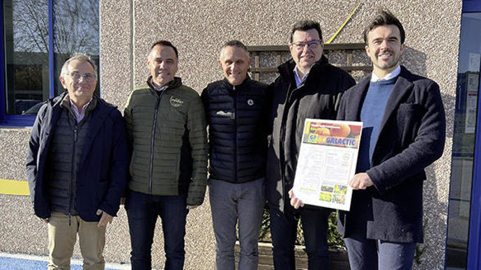 De gauche à droite : Alain Étiévant (dirigeant de Cérès, filiale de Fénix Evolution), Olivier Morant (chef marché espaces verts au groupe Perret), Franck Girard (directeur du pôle fertilisation de Perret), Bernard Perret (président du groupe) et Samuel Marc (dirigeant de Fénix Evolution).
