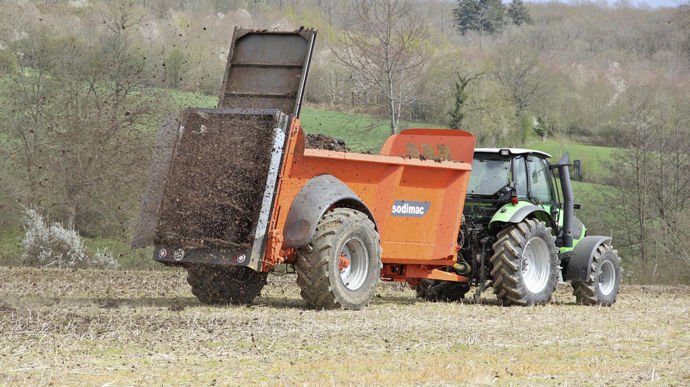 Les apports d’engrais organiques sont entre autres préconisés par Terres du Sud pour retrouver rapidement de la porosité et de la biomasse microbienne dans les sols.