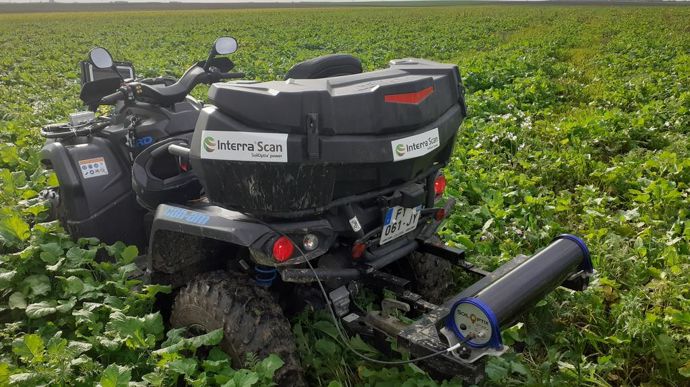 Disposé sur un quad ou un pick-up, Interra Scan révèle l’hétérogénéité des parcelles grâce à 800 points de capture d'information par hectare.Coût de la prestation : de 15 à 27 € de l'hectare.