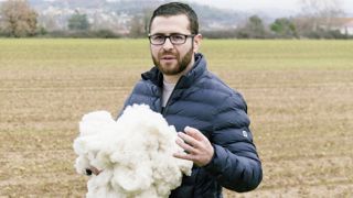 Joris Roux s’est pris de passion pour la culture du coton il y a cinq ans, au point de créer aujourd’hui une filière française du coton. Joris Roux s’est pris de passion pour la culture du coton il y a cinq ans, au point de créer aujourd’hui une filière française du coton.