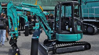 La minipelle SK26SR, ici présentée sur le stand de Kobelco au salon Intermat 2024 à la fin du mois d'avril.