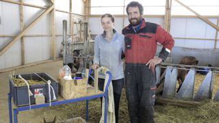Afin de gagner du temps, Marie Christophe et Dorian Boiral regroupent sur un chariot le matériel nécessaire à la désinfection et à l'identification, ainsi que deux caisses pour transporter les chevreaux.