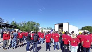Les manifestants ont arrêté un camion qui transportait des tomates marocaines. Les manifestants ont arrêté un camion qui transportait des tomates marocaines.