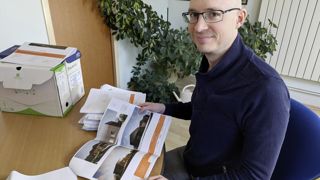 Thomas Hinsberger, secrétaire général de la mairie, devant les plans du bâtiment qui accueillera le centre de santé d’ici à une année. Thomas Hinsberger, secrétaire général de la mairie, devant les plans du bâtiment qui accueillera le centre de santé d’ici à une année.