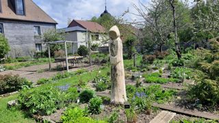 Jardin de curé organisé en croix avec des carrés. Jardin de curé organisé en croix avec des carrés.