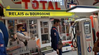 Deux stations-service Total, reconstituées dans les moindres détails avec des mannequins en tenue d’époque, sont présentées dans le musée. Deux stations-service Total, reconstituées dans les moindres détails avec des mannequins en tenue d’époque, sont présentées dans le musée.