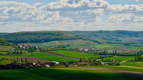Un objectif de 400 000 exploitations agricoles et 500 000 exploitants d'ici à 2035 a été voté mercredi. Un objectif de 400 000 exploitations agricoles et 500 000 exploitants d'ici à 2035 a été voté mercredi.
