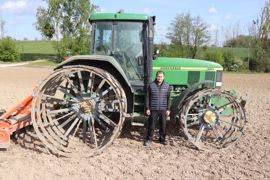 Hugo Berthelin marque moins le sol grâce à ses roues cages.