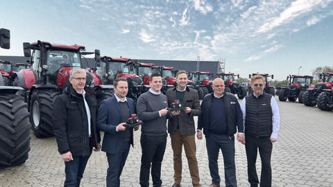 De gauche à droite : Jörn Seedorf, directeur des ventes Case IH Allemagne, Martin Drewes, directeur de EasyTraktor, Tobias Boetel, responsable des ventes et du marketing d'EasyTraktor, Dirk Hassel, directeur de Mager & Wedemeyer, Sven Kemme, directeur des ventes de tracteurs de Mager & Wedemeyer et Alfred Guth, directeur de la communication de Case IH Allemagne. De gauche à droite : Jörn Seedorf, directeur des ventes Case IH Allemagne, Martin Drewes, directeur de EasyTraktor, Tobias Boetel, responsable des ventes et du marketing d'EasyTraktor, Dirk Hassel, directeur de Mager & Wedemeyer, Sven Kemme, directeur des ventes de tracteurs de Mager & Wedemeyer et Alfred Guth, directeur de la communication de Case IH Allemagne.