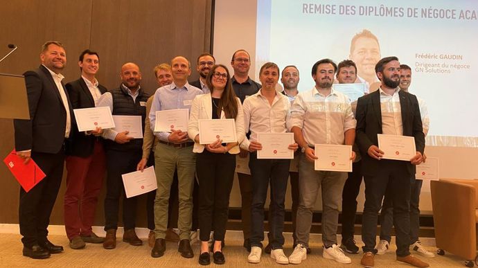 Les treize participants de la première promotion Négoce Académie ont reçu leur diplôme lors de l'AG de la FNA, le 14 mai, des mains de Frédéric Gaudin (à g.), membre de Négoce Expansion et de la FNA.