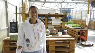 Dans une serre, Amandine Toulza a aménagé un lieu pour accueillir les enfants.