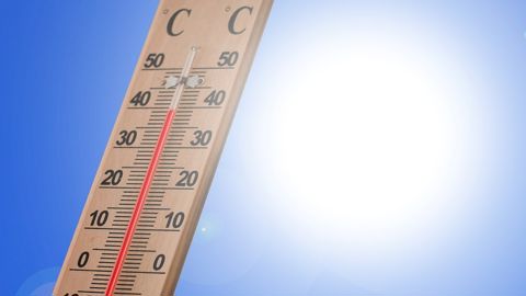 Il y a 50 % de chance que la France métropolitaine connaisse un été météorologique (juin-juillet-août) plus chaud que les normales; Il y a 50 % de chance que la France métropolitaine connaisse un été météorologique (juin-juillet-août) plus chaud que les normales;